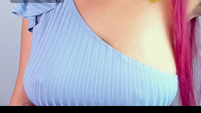 Snapshot of MaiaPetitte_ chatting on 12/03/25, 12:40 MaiaPetitte online show from 12/03/25, 12:40