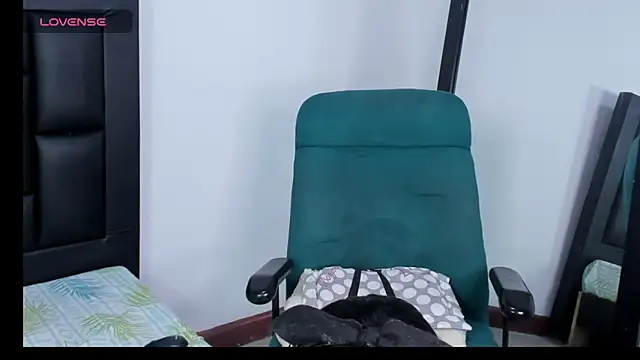 Snapshot of MaiaPetitte_ chatting on 01/07/26, 09:50 MaiaPetitte online show from 01/07/26, 09:50