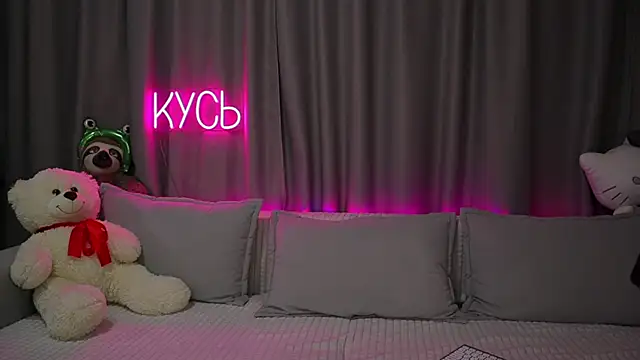 Snapshot of _LadyMargo_ chatting on 11/15/25, 12:19 LadyMargo online show from 11/15/25, 12:19