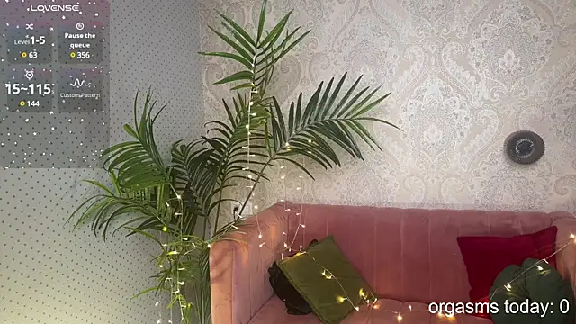 Snapshot of 01_lili_01 chatting on 12/30/24, 09:59 01 lili 01 online show from 12/30/24, 09:59