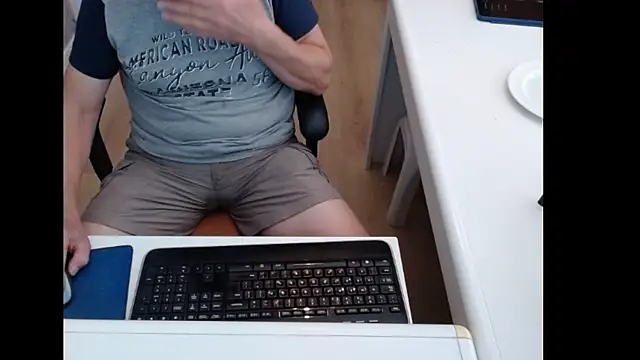 Snapshot of dutchpornking chatting on 07/28/26, 11:28 dutchpornking online show from 07/28/26, 11:28