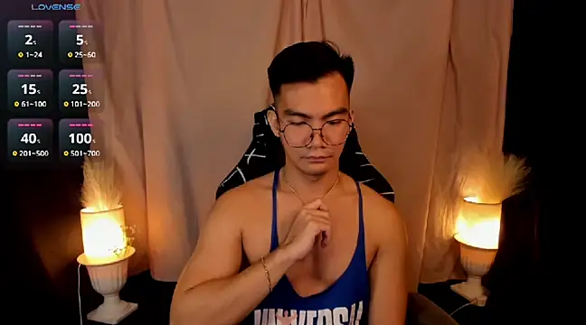 Snapshot of 000batman000 chatting on 02/17/25, 12:32 000batman000 online show from 02/17/25, 12:32