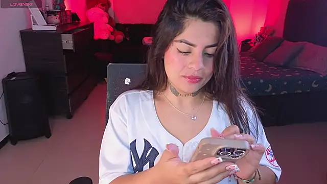 Snapshot of Catalinaa_martinez chatting on 05/23/26, 06:51 Catalinaa martinez online show from 05/23/26, 06:51