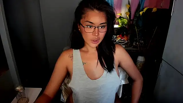 Snapshot of QuiinMollyXxX chatting on 03/07/26, 04:42 QuiinMollyXxX online show from 03/07/26, 04:42