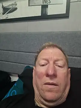 tomtom111111 online show from 10/11/25, 09:52