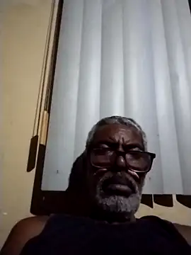 Snapshot of Thadew chatting on 12/04/25, 03:27 Thadew online show from 12/04/25, 03:27