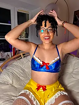 Snapshot of Lauyako chatting on 02/13/26, 09:00 Lauyako online show from 02/13/26, 09:00