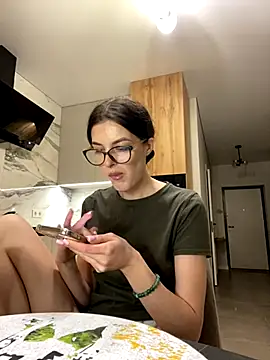 Snapshot of little_belucci chatting on 11/30/25, 02:21 little belucci online show from 11/30/25, 02:21