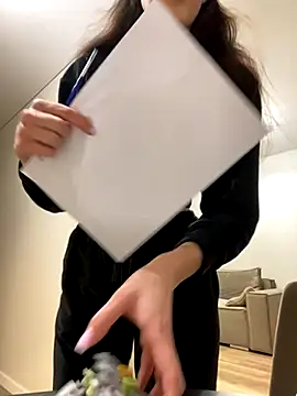 Snapshot of little_belucci chatting on 12/04/25, 05:32 little belucci online show from 12/04/25, 05:32