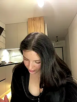 Snapshot of little_belucci chatting on 12/16/25, 02:44 little belucci online show from 12/16/25, 02:44