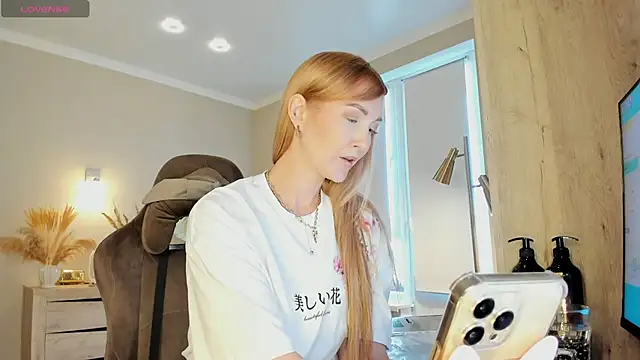 Snapshot of HotyPlays chatting on 03/15/26, 11:05 HotyPlays online show from 03/15/26, 11:05