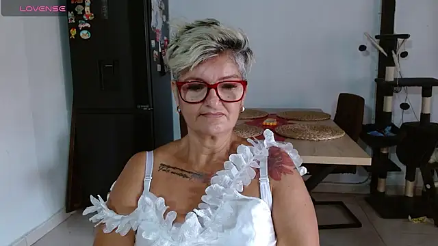 Snapshot of bety-cum2 chatting on 06/15/26, 01:35 bety-cum2 online show from 06/15/26, 01:35