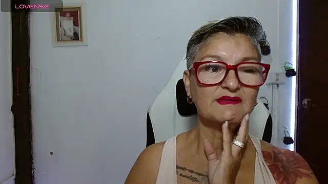 Snapshot of bety-cum2 chatting on 06/17/26, 03:13 bety-cum2 online show from 06/17/26, 03:13