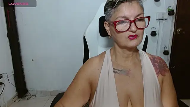 Snapshot of bety-cum2 chatting on 06/18/26, 01:48 bety-cum2 online show from 06/18/26, 01:48