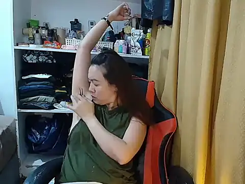 Snapshot of crizzybel chatting on 02/19/26, 04:47 crizzybel online show from 02/19/26, 04:47