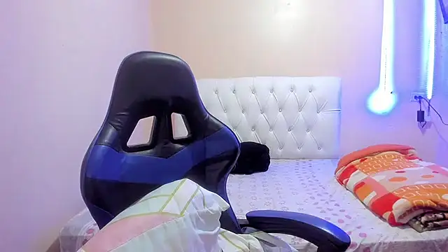 Leylafourniert online show from 12/23/24, 07:20