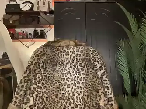 Snapshot of BigDominaMia chatting on 04/11/26, 11:47 BigDominaMia online show from 04/11/26, 11:47