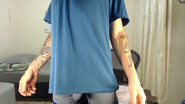Snapshot of emiliano_hottt chatting on 03/10/26, 02:00 emiliano hottt online show from 03/10/26, 02:00