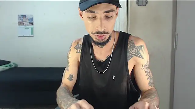 Snapshot of emiliano_hottt chatting on 04/28/26, 09:53 emiliano hottt online show from 04/28/26, 09:53
