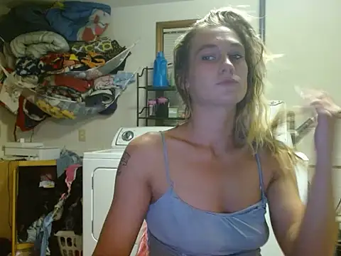 Snapshot of missymilf chatting on 10/17/25, 03:31 missymilf online show from 10/17/25, 03:31