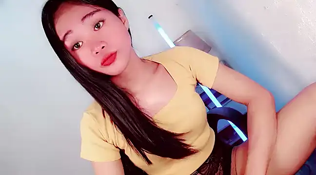 Snapshot of amomentoflust69 chatting on 12/22/24, 12:05 amomentoflust69 online show from 12/22/24, 12:05