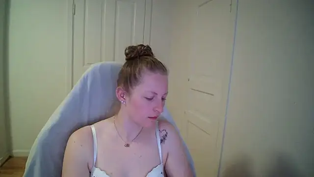 Snapshot of Girlnina-1995 chatting on 04/01/26, 01:52 Girlnina-1995 online show from 04/01/26, 01:52