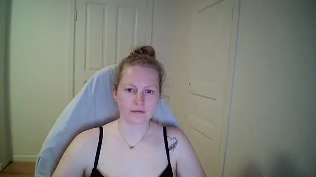 Snapshot of Girlnina-1995 chatting on 04/16/26, 02:29 Girlnina-1995 online show from 04/16/26, 02:29