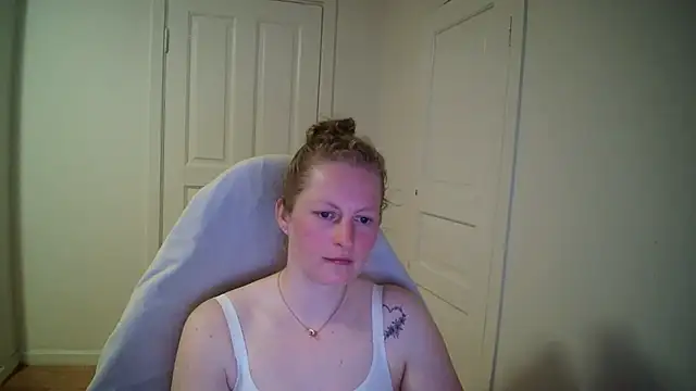 Snapshot of Girlnina-1995 chatting on 04/21/26, 06:12 Girlnina-1995 online show from 04/21/26, 06:12