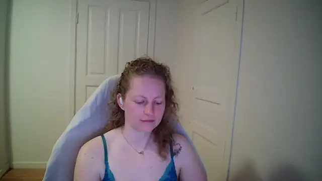 Snapshot of Girlnina-1995 chatting on 04/22/26, 06:38 Girlnina-1995 online show from 04/22/26, 06:38