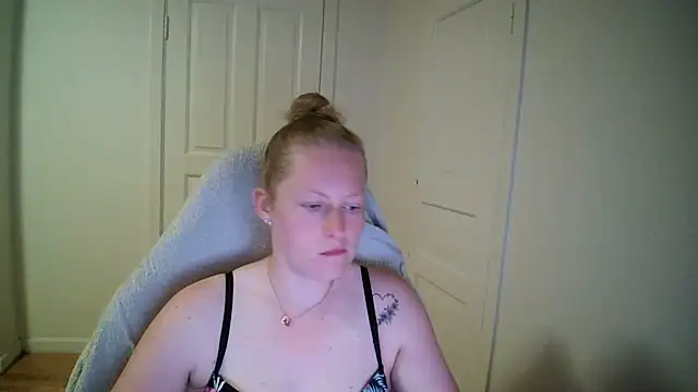 Snapshot of Girlnina-1995 chatting on 05/11/26, 04:04 Girlnina-1995 online show from 05/11/26, 04:04