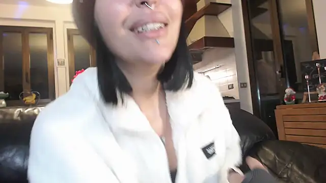 Snapshot of Masha_Real_84 chatting on 12/22/25, 11:13 Masha Real 84 online show from 12/22/25, 11:13