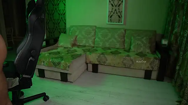 Snapshot of mike0xx chatting on 11/30/25, 11:14 mike0xx online show from 11/30/25, 11:14