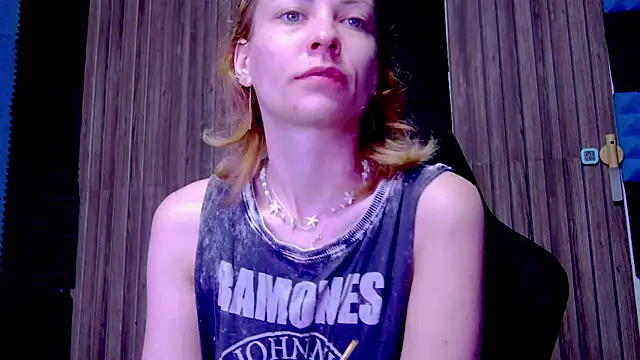 Snapshot of karo123421 chatting on 03/23/25, 04:16 karo123421 online show from 03/23/25, 04:16