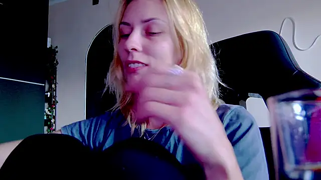 Snapshot of karo123421 chatting on 10/01/25, 12:00 karo123421 online show from 10/01/25, 12:00