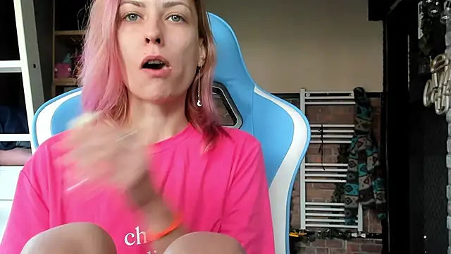 Snapshot of karo123421 chatting on 10/24/25, 08:33 karo123421 online show from 10/24/25, 08:33