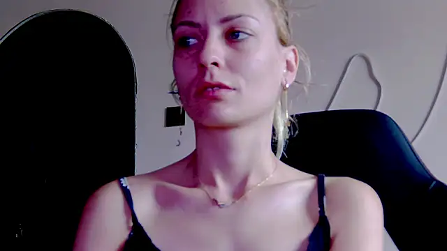 Snapshot of karo123421 chatting on 11/15/25, 10:23 karo123421 online show from 11/15/25, 10:23