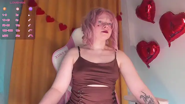 Snapshot of SueNiceeeee chatting on 02/16/26, 01:35 SueNiceeeee online show from 02/16/26, 01:35