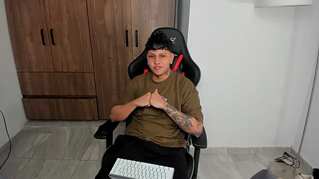 Snapshot of Jake_simons chatting on 10/15/25, 10:26 Jake simons online show from 10/15/25, 10:26