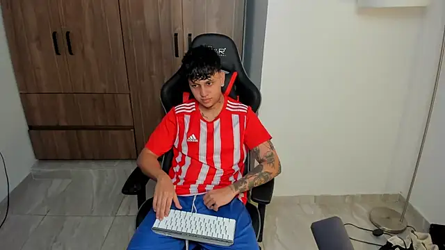 Snapshot of Jake_simons chatting on 10/22/25, 12:05 Jake simons online show from 10/22/25, 12:05