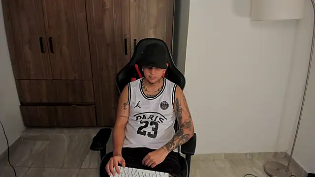 Snapshot of Jake_simons chatting on 10/24/25, 06:43 Jake simons online show from 10/24/25, 06:43