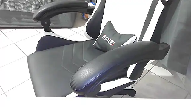 Snapshot of simoninside25 chatting on 09/18/25, 09:06 simoninside25 online show from 09/18/25, 09:06