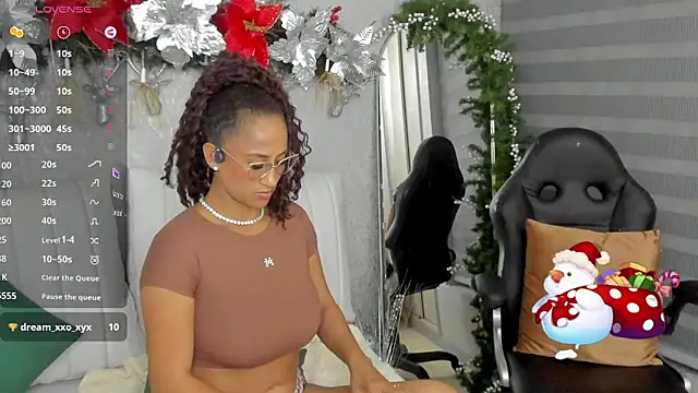 Snapshot of EmmaFerrary chatting on 11/28/25, 12:46 EmmaFerrary online show from 11/28/25, 12:46