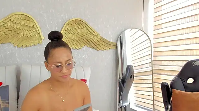 Snapshot of EmmaFerrary chatting on 02/26/26, 04:39 EmmaFerrary online show from 02/26/26, 04:39