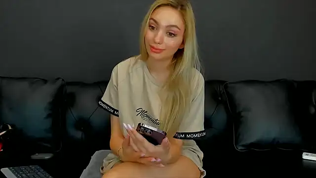 Snapshot of HaleySweet18 chatting on 06/25/26, 05:12 HaleySweet18 online show from 06/25/26, 05:12
