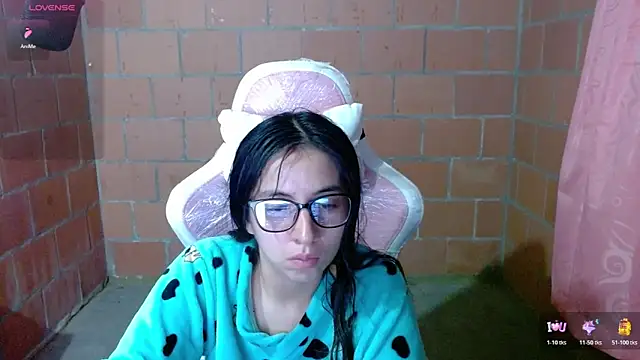 Snapshot of Maggie_Fox3 chatting on 05/13/26, 01:03 Maggie Fox3 online show from 05/13/26, 01:03