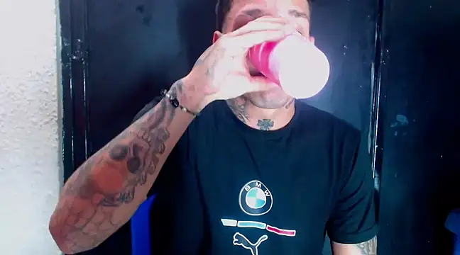 Snapshot of sebas_bigcock69 chatting on 02/18/25, 01:32 sebas bigcock69 online show from 02/18/25, 01:32