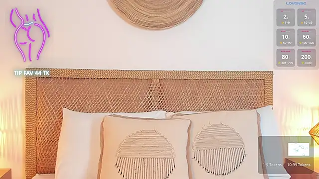 cloe 25 online show from 10/10/25, 01:48