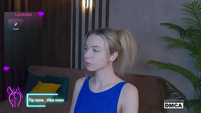 Snapshot of Holl1Would chatting on 01/28/25, 03:36 Holl1Would online show from 01/28/25, 03:36