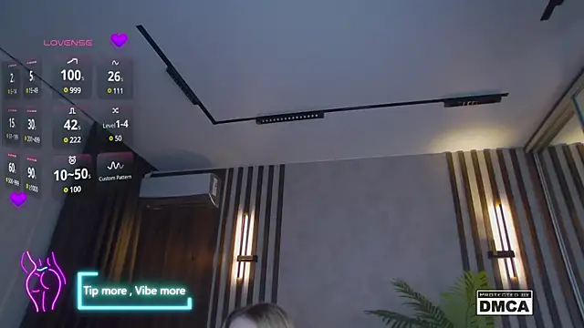 Snapshot of Holl1Would chatting on 02/19/25, 07:59 Holl1Would online show from 02/19/25, 07:59