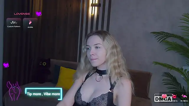 Snapshot of Holl1Would chatting on 03/01/25, 03:53 Holl1Would online show from 03/01/25, 03:53